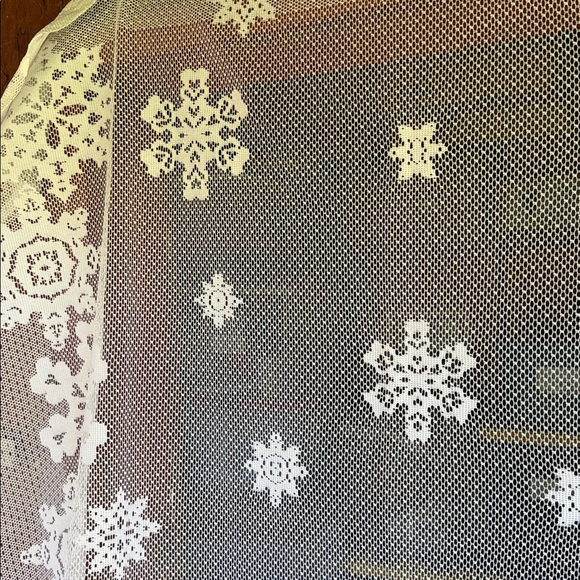 White Snowflake Lace Curtain with Lights.    NEW - Picture 2 of 4
